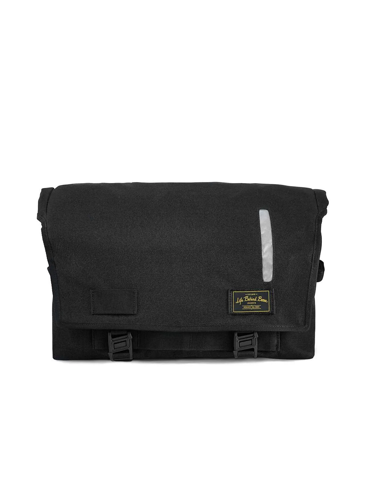 Life Behind Bars The Echelon S 22L Messenger Black